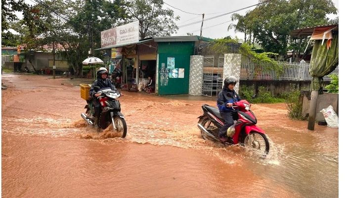 Mưa lớn, nước trên đồi đổ về ảnh hưởng đến việc đi lại của người dân tại xã Trung Thuần (tỉnh Quảng Trị). (Ảnh: T.A)