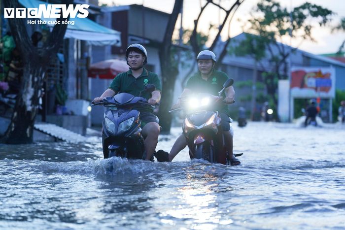 Theo người dân địa phương, tình trạng ngập tại đường Nguyễn Bình thường xuyên xảy ra khi triều cường dâng cao, gây ảnh hưởng đến sinh hoạt và hoạt động kinh doanh, buôn bán.