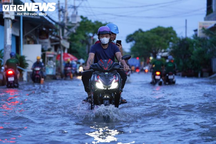 Theo Đài Khí tượng thủy văn Nam Bộ, đợt triều cường đầu tháng 9 âm lịch trên sông Sài Gòn đang lên nhanh. Sáng sớm 10/10, mực nước đỉnh triều tại trạm Nhà Bè đạt 1,71m, vượt báo động 3 là 11cm; tại trạm Phú An đạt 1,65m, cao hơn báo động 3 là 5cm. Trong khi đó, tại trạm Thủ Dầu Một, mực nước đạt 1,86m, vượt báo động 3 tới 26cm.