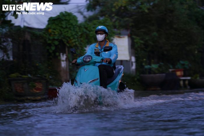 Đến khoảng 18h20 cùng ngày, mực nước trên đường Nguyễn Bình bắt đầu rút, việc đi lại của người dân dần thuận lợi hơn.