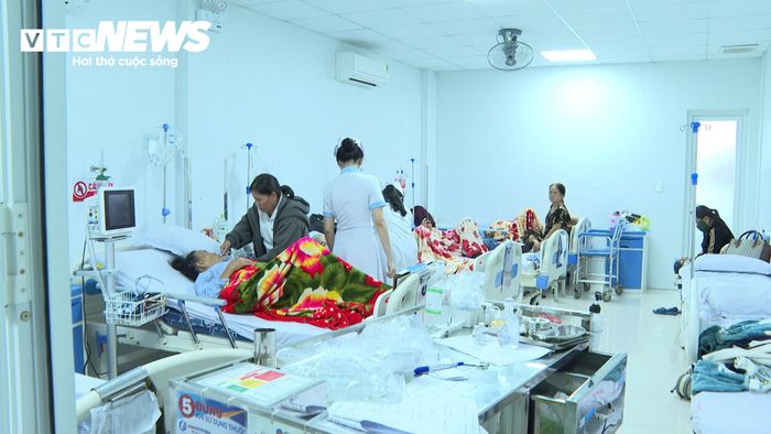 Hàng chục người nghi ngộ độc sau khi ăn bánh mì vỉa hè.