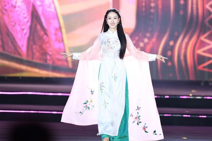 Các thiết kế gợi dấu ấn miền Trung lại nổi bật với hoa văn mang hơi hướng mỹ thuật cung đình, kết hợp đường nét tinh tế, tôn lên vẻ đẹp truyền thống của tà áo dài và thần thái của các thí sinh.