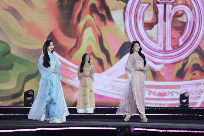 Trước phần thi áo tắm, 53 thí sinh xuất hiện trong bộ sưu tập áo dài Dọc miền di sản của Hoa hậu Đặng Thị Ngọc Hân.