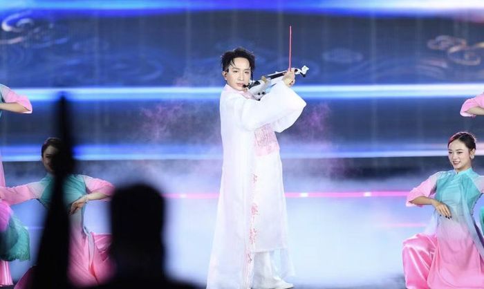Phần trình diễn mở đầu bằng tiết mục violin Hoa đào do nghệ sĩ Hoàng Rob biểu diễn, cùng sự hỗ trợ của vũ đoàn Sắc Màu.