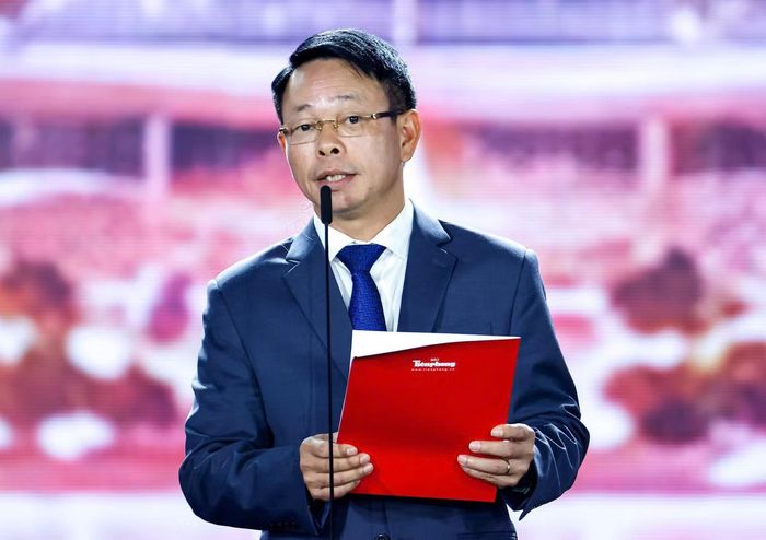 Phát biểu tại đêm chung khảo, nhà báo Phùng Công Sưởng, Tổng Biên tập Báo Tiền Phong, Trưởng Ban tổ chức Hoa hậu Việt Nam 2026, cho biết cuộc thi hướng tới tôn vinh vẻ đẹp người phụ nữ Việt Nam hiện đại, có tri thức và chiều sâu văn hóa. Ông nhấn mạnh, điều ban tổ chức mong đợi “không chỉ là những màn trình diễn đẹp”, mà còn là sự trưởng thành của mỗi thí sinh sau hành trình học tập, trải nghiệm và khám phá văn hóa các vùng miền.