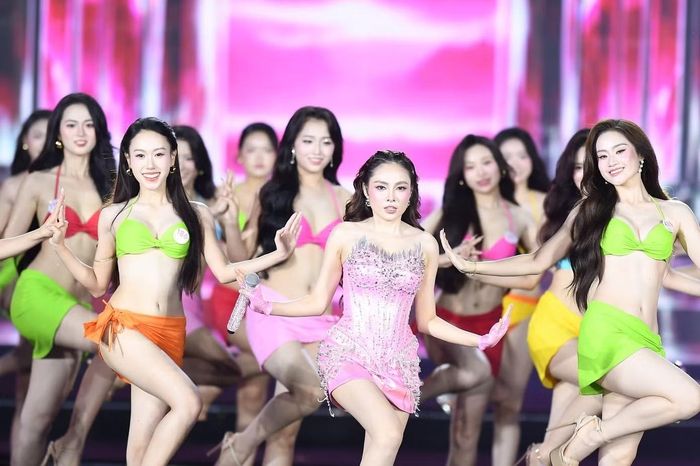 Màn trình diễn được kết hợp với phần biểu diễn âm nhạc của ca sĩ Lưu Hiền Trinh. 