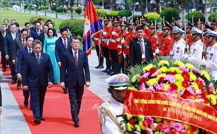 Thủ tướng Lê Minh Hưng đến đặt hoa tại Đài tưởng niệm cố Quốc vương Norodom Sihanouk ở thủ đô Phnom Penh. Ảnh: Dương Giang/TTXVN