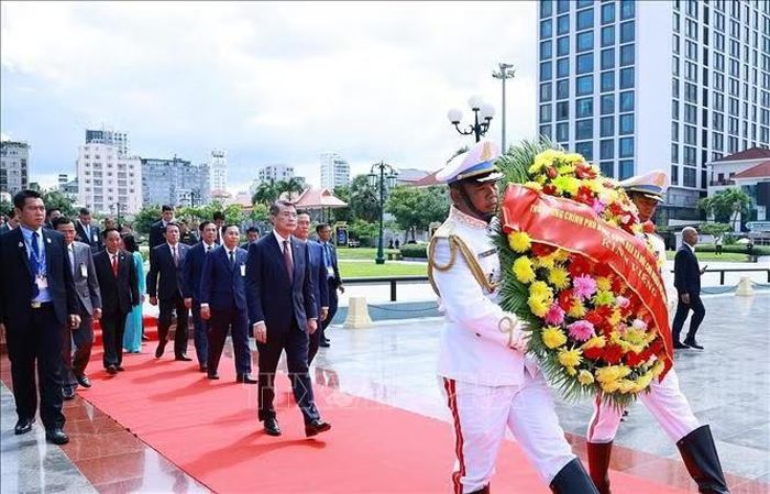 Thủ tướng Chính phủ Lê Minh Hưng đến đặt hoa tại Đài Hữu nghị Campuchia - Việt Nam ở Thủ đô Phnom Penh. Ảnh: Dương Giang/TTXVN