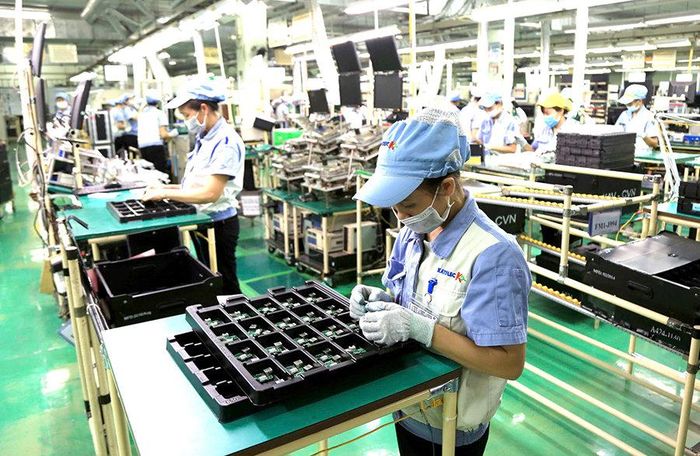Sản xuất linh kiện điện tử tại Công ty TNHH Katolec Việt Nam (Khu công nghiệp Quang Minh). Ảnh: Phạm Hùng