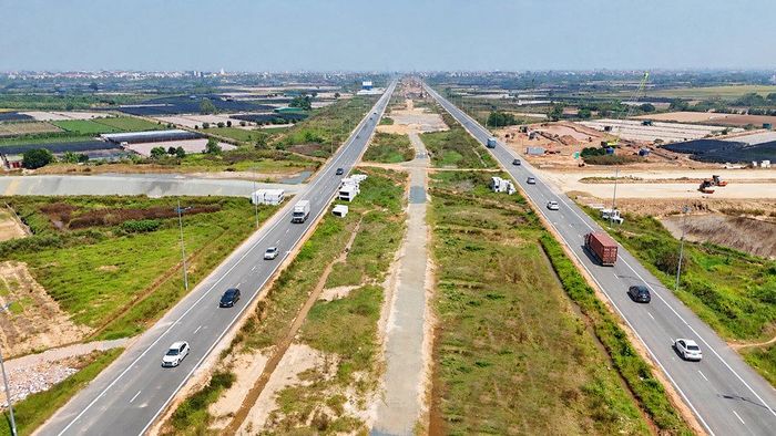 Đường song hành thuộc Dự án đầu tư xây dựng đường Vành đai 4 - Vùng Thủ đô Hà Nội đoạn qua địa bàn xã Ô Diên đã cơ bản hoàn thành.