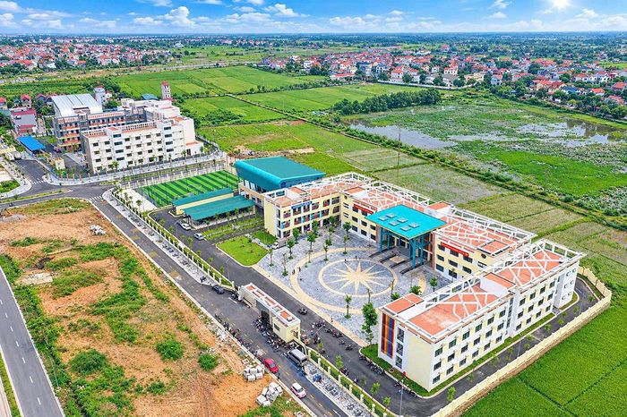 Trường Tiểu học và Trung học cơ sở Quang Minh là một trong những công trình trọng điểm của xã Quang Minh được đưa vào sử dụng trong dịp này.