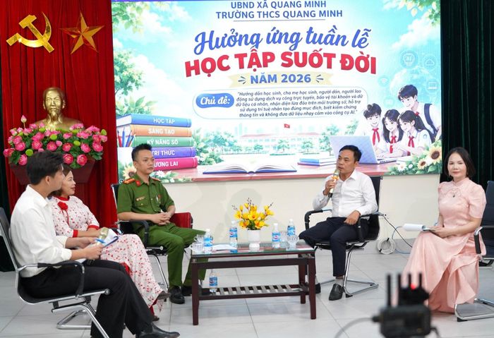 Các khách mời giao lưu, chia sẻ kinh nghiệm nhận diện và phòng tránh các nguy cơ trên môi trường mạng. Ảnh: PV