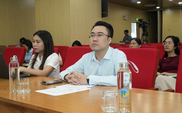 Trung tâm Phục vụ hành chính công thành phố Hà Nội tổ chức hướng dẫn trực tiếp, trực tuyến về Hệ thống chuyển nhận văn bản điện tử dùng chung giữa tổ chức, doanh nghiệp với cơ quan nhà nước thành phố. Ảnh: PV