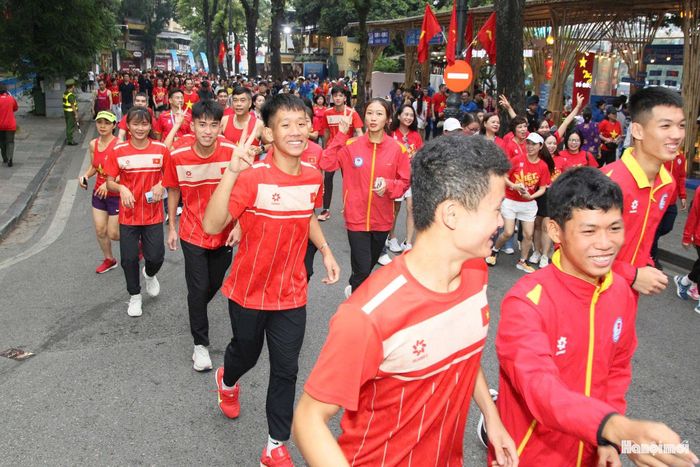 Các vận động viên tham dẹ và chạy đồng hành tại chương trình.