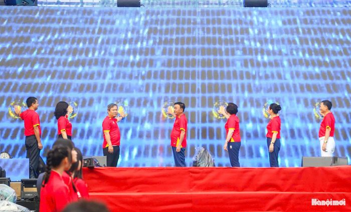 Các đại biểu thực hiện nghi thức bấm nút phát động tại chương trình.