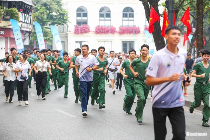 Cùng với đó tạo chuyển biến mạnh mẽ về nhận thức, hành động của các cấp, các ngành và toàn xã hội, từng bước đưa tập luyện thể dục, thể thao trở thành thói quen tự giác hằng ngày.