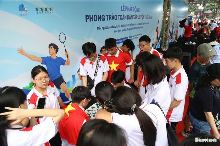 Đông đảo người dân tham gia các hoạt đông sau lễ phát động.