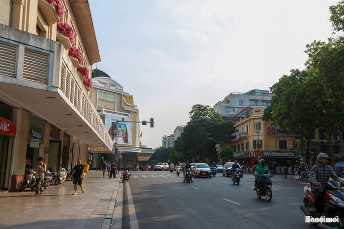 Đoạn đường Đinh Tiên Hoàng ngày nay đã từng chứng kiến hàng vạn người dân đổ ra đường chào đón đoàn quân giải phóng trong ngày 10-10-1954.
