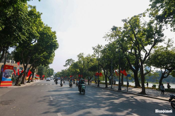 Hà Nội tràn ngập cờ hoa. Hàng vạn người dân từ các khu phố Hàng Bài, Hàng Đào, Tràng Tiền đến khu vực Hồ Gươm đã đổ ra đường chào đón các đoàn quân tiến vào thành phố. Hình ảnh bờ Hồ Gươm ngày nay.