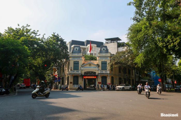 Bốt Hàng Trống từng là trung tâm chỉ huy của Cảnh sát Pháp tại Hà Nội. Địa điểm được ta tiếp quản sau ngày 10-10-1954.