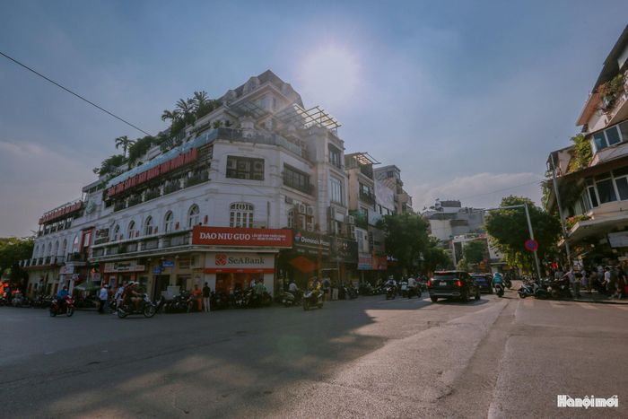 Phố Hàng Gai ngày nay vẫn giữ được nhiều nét cổ kính đã từng ghi nhận dấu chân của đoàn quân giải phóng ngày 10-10-1954.