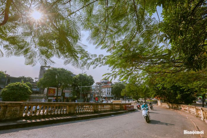 Theo kế hoạch đã định, sáng ngày 8-10-1954, các đơn vị quân đội của ta tham gia tiếp quản Thủ đô, theo nhiều đường tiến về Hà Nội. Chiều 8-10, một số đơn vị tiến sát vành đai Đê La Thành, Nhật Tân, Cầu Giấy, Ngã Tư Sở, Bạch Mai và Vĩnh Tuy, trong khi đó, quân Pháp rút khỏi Yên Viên.