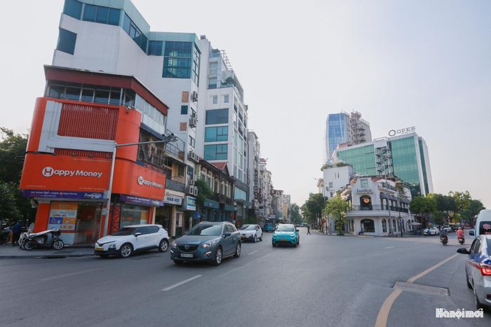 Cánh quân phía Tây gồm những chiến sĩ bộ binh của Trung đoàn Thủ đô xuất phát từ Quần Ngựa (nay là Cung Thể thao Hà Nội, phố Quần Ngựa) đi qua các phố Kim Mã, Nguyễn Thái Học, Hàng Đẫy, Cửa Nam, Hàng Bông, Hàng Đào, Hàng Ngang... đến 9h45 phút tiến vào Cửa Đông.