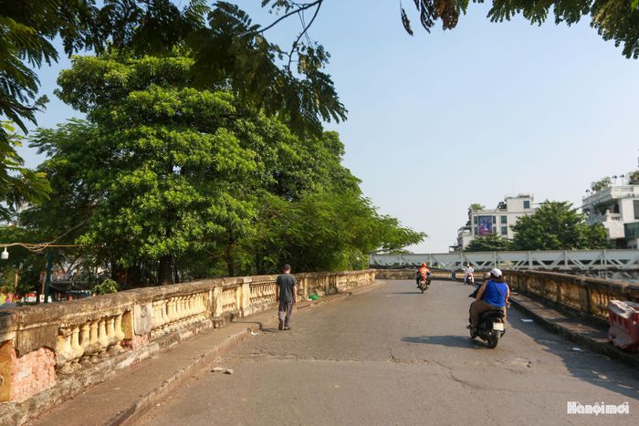 Quân Pháp rút đến đâu, bộ đội ta tiếp quản đến đó. Dưới sự chứng kiến của Ủy ban quốc tế thi hành Hiệp định Geneva và quan sát viên nước ngoài, bộ đội ta tiến qua cầu Long Biên vào nội thành ở chiều bên này thì cùng lúc quân Pháp rút khỏi Hà Nội qua cây cầu này phía chiều bên kia.