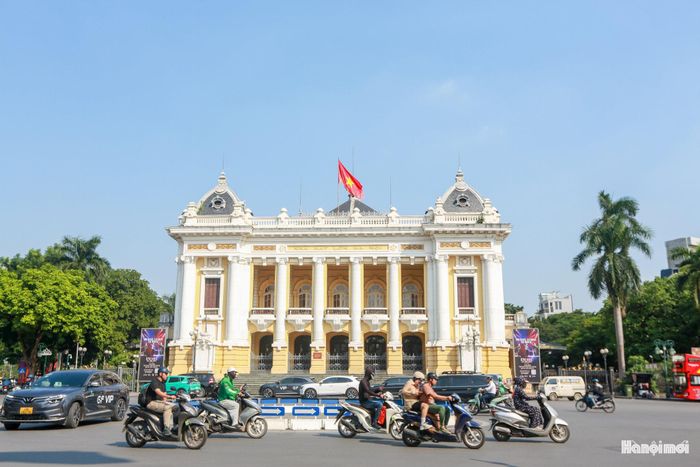 Nhà Hát Lớn Hà Nội chứng kiến 2 khoảnh khắc lớn là ngày 2-9-1945 và ngày 10-10-1954. Trong ngày 10/10/1954, tiếng còi trên nóc Nhà hát Lớn vang lên hồi dài báo hiệu việc tiếp quản Hà Nội đã hoàn thành.