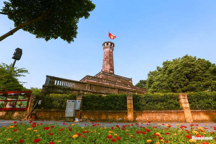 Cách đây 72 năm, vào lúc 15 giờ chiều 10-10-1954, hàng nghìn người đã tập trung về khu vực Cột Cờ Hà Nội để chứng kiến thời khắc lịch sử: Lễ chào cờ đầu tiên trong Ngày giải phóng Thủ đô. Sau lễ chào cờ, Thiếu tướng Vương Thừa Vũ, Tư lệnh Đại đoàn 308, Chủ tịch Ủy ban Quân chính thành phố trịnh trọng đọc "Lời kêu gọi nhân ngày Thủ đô giải phóng" của Chủ tịch Hồ Chí Minh gửi đồng bào, chiến sĩ.