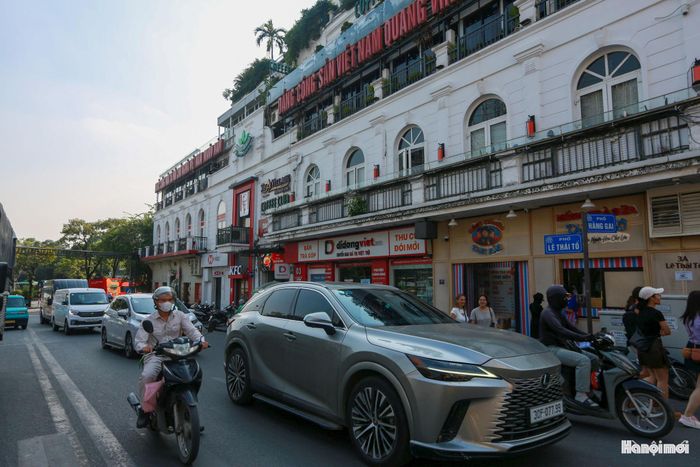 Phố Lê Thái Tổ ngày nay, đoạn đường từng chào đón Trung đoàn Thủ đô, Đại đoàn 308 đi qua khu vực quảng trường Đông Kinh Nghĩa Thục.