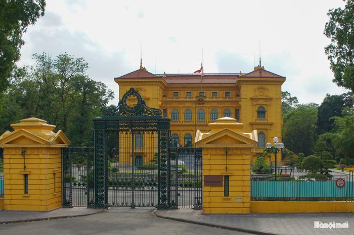 Phủ Toàn quyền Đông Dương được quan ta tiếp quản; nay là Phủ Chủ tịch, cũng là nơi diễn ra nhiều nghi lễ tiếp đón các đoàn Ngoại giao, chính khách lớn nước ngoài.