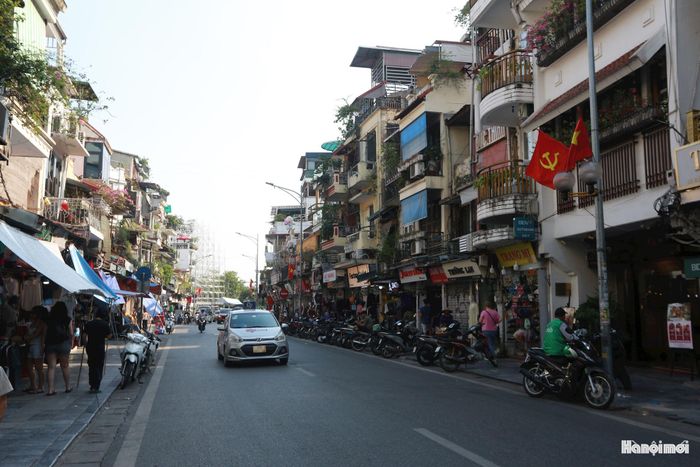 Sáng ngày 10-10-1954, Ủy ban Quân chính thành phố và các đơn vị quân đội gồm có bộ binh, pháo binh, cao xạ, cơ giới… chia làm nhiều cánh lớn đã mở cuộc hành quân lịch sử tiến vào Hà Nội. Ảnh chụp phố Hàng Đào, Hàng Ngang ngày nay.