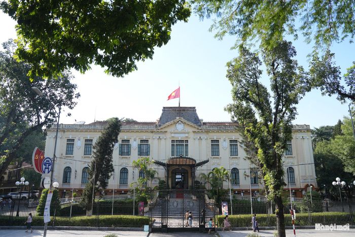 Sáng 9-10-1954, ta tiếp quản 4 quận Quảng Bá, Cầu Giấy, Ngã Tư Sở và Quỳnh Lôi. Quân đội ta theo nhiều đường, từ ngoại thành tiến vào tiếp quản Hà Nội, chia làm nhiều cánh quân tiến vào năm cửa ô chính rồi tỏa ra các khu. Lần lượt, bộ đội ta tiếp quản nhà ga Hà Nội, phủ Toàn quyền cũ, khu Đồn Thủy, khu Bờ Hồ, Bắc Bộ phủ.