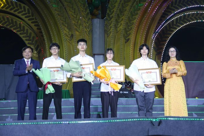 Ông Nguyễn Hoàng Hiệp và GS.TS Nguyễn Thị Lan trao Giấy khen cho 4 sinh viên đoạt danh hiệu thủ khoa, á khoa tuyển sinh đại học năm 2026. Ảnh: Mai Khôi