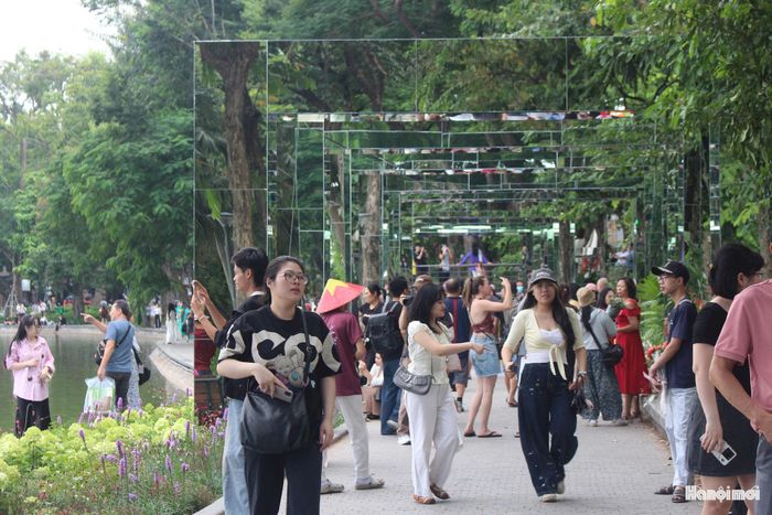 Hệ thống nhà gương trong suốt tái hiện hình ảnh 5 cửa ô Hà Nội thu hút đông đảo người dân và du khách. Ảnh: Vi Giáng