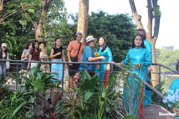 Dòng người tấp nập trải nghiệm không gian nghệ thuật mới tại hồ Hoàn Kiếm. Ảnh: Vi Giáng