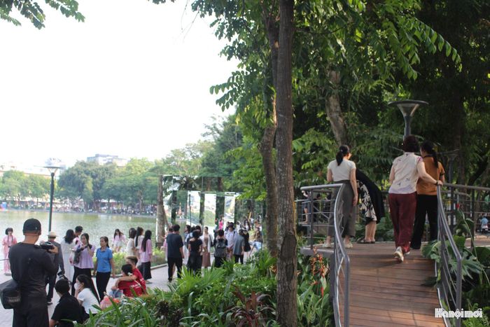 Sự kết hợp giữa kiến trúc sáng tạo và cảnh quan xanh góp phần làm phong phú trải nghiệm tại không gian đi bộ hồ Hoàn Kiếm. Ảnh: Vi Giáng
