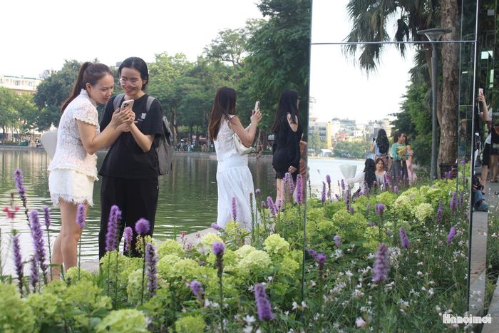 Giới trẻ thích thú ghi lại những khoảnh khắc tại điểm check-in mới bên hồ Hoàn Kiếm. Ảnh: Vi Giáng