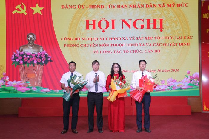 Phó Chủ tịch UBND xã Mỹ Đức Lê Văn Đoàn trao quyết bổ nhiệm lãnh đạo Văn phòng HĐND - UBND xã. Ảnh: Biên Phạm