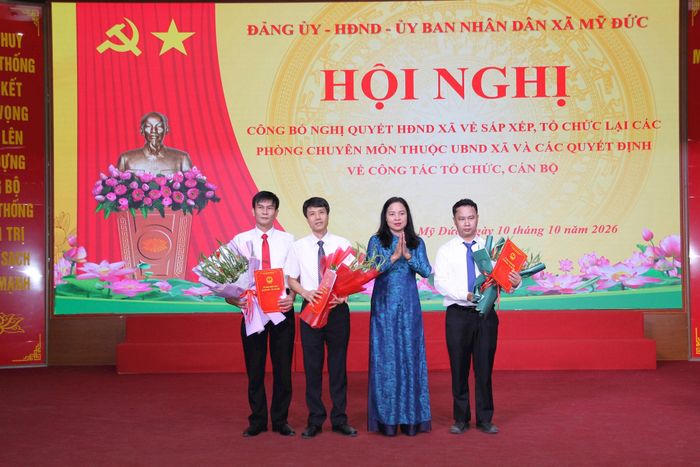 Phó Bí thư Thường trực Đảng ủy xã Mỹ Đức Nguyễn Thị Thúy Hòa trao quyết bổ nhiệm lãnh đạo Phòng Hạ tầng - Nông nghiệp và Môi trường. Ảnh: Biên Phạm