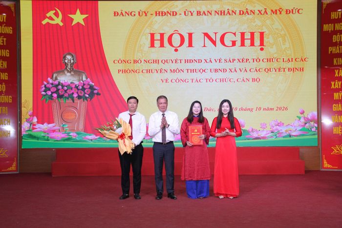 Chủ tịch UBND xã Mỹ Đức Nguyễn Quang Đường trao quyết định thành lập Chi bộ và chỉ định Chi ủy Chi bộ phòng Nội vụ - Tư pháp. Ảnh: Biên Phạm