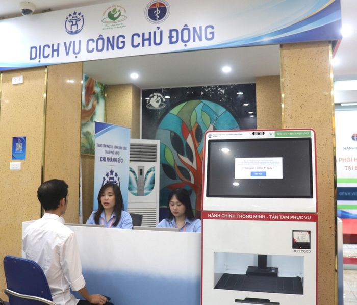 Người dân trải nghiệm dịch vụ Quầy hỗ trợ đăng ký khai sinh tại Bệnh viện Phụ sản Hà Nội. Ảnh: Linh Chi