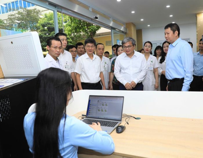 Phó Chủ tịch UBND thành phố Hà Nội Trương Việt Dũng và các đại biểu tham quan Quầy hỗ trợ đăng ký khai sinh tại Bệnh viện Phụ sản Hà Nội. Ảnh: Linh Chi