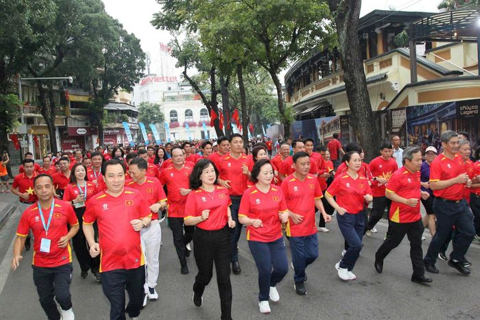 Lãnh đạo Đảng, Nhà nước và các đại biểu chạy hưởng ứng. Ảnh: Bùi Lượng