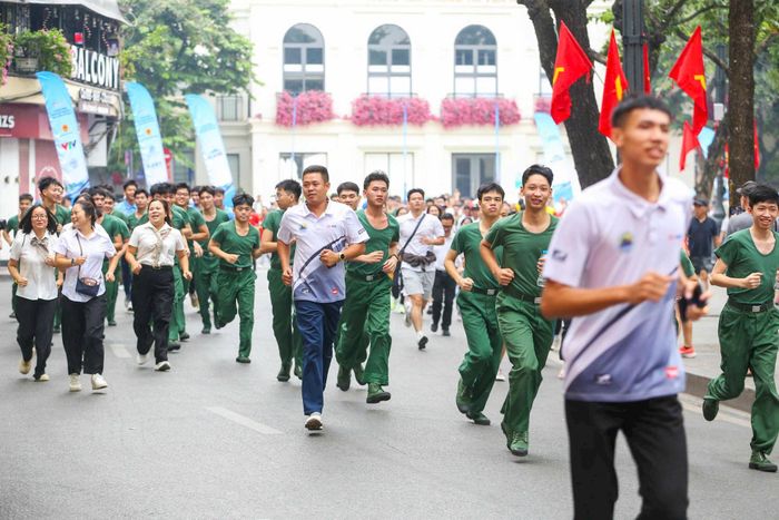 Các lực lượng chạy hưởng ứng. Ảnh: Bùi Lượng