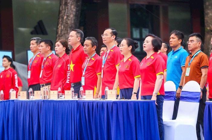 Các đại biểu thực hiện nghi thức chào cờ. Ảnh: Bùi Lượng