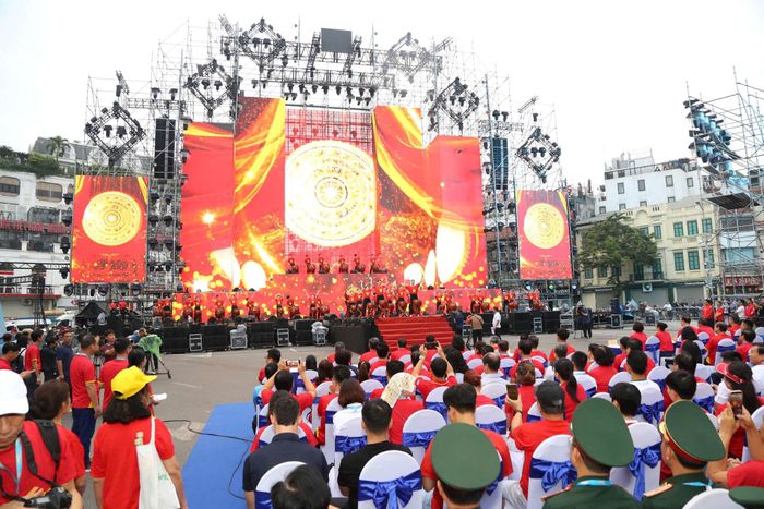 Toàn cảnh màn trống hội tại Lễ phát động phong trào toàn dân tập luyện thể thao. Ảnh: Bùi Lượng