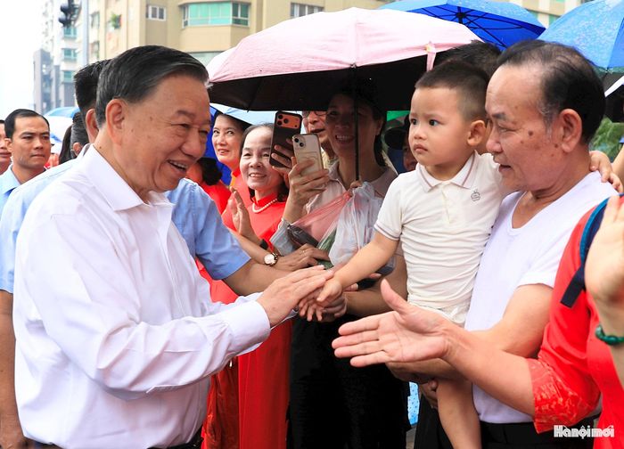 Tổng Bí thư, Chủ tịch nước Tô Lâm thăm hỏi người dân phường Cầu Giấy.