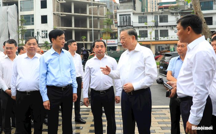 Tổng Bí thư, Chủ tịch nước Tô Lâm trao đổi với các đồng chí lãnh đạo Trung ương, thành phố Hà Nội.